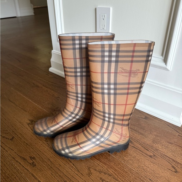 Burberry Plaid Tan and Black
Burberry Check Rain Boots😍 size 39 - Picture 7 of 12